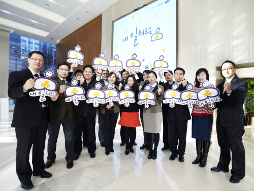 삼성화재는 26일 서울 을지로 본사에서 창립 60주년 기념식을 가졌다. 이날 삼성화재는 ‘2020년 글로벌 Top 10’ 중장기 비전 달성을 위한 ‘고객가치’와 ‘나눔’을 경영의 양대 축으로 선포했다. 이날 김창수 삼성화재 사장은 기념사를 통해 “고객과 함께 손잡고 새로운 삼성화재 100년의 역사를 써 나가자”고 당부했다. [사진제공=삼성화재]