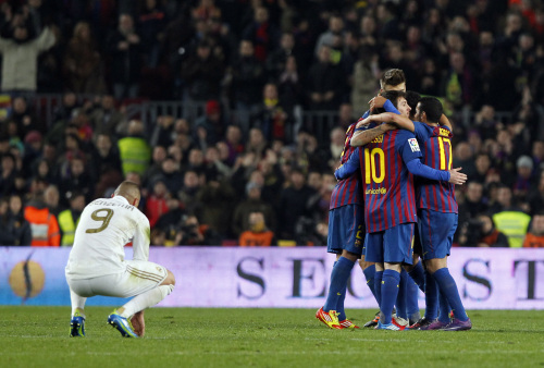 <YONHAP PHOTO-0506> FC Barcelona's players, right, celebrate their victory during a quarterfinal second leg, Copa del Rey soccer match against Real Madrid at the Camp Nou stadium in Barcelona, Spain, Wednesday, Jan. 25, 2012. (AP Photo/Andres Kudacki)/2012-01-26 08:16:29/ <저작권자 ⓒ 1980-2012 ㈜연합뉴스. 무단 전재 재배포 금지.>
Barcelona players celebrate their victory over Real Madrid.  AP-Yonhap News