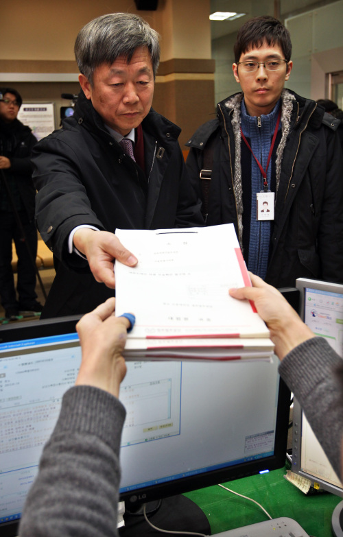 <YONHAP PHOTO-0837> 교과부, 서울학생인권조례 무효 소송 제기 (서울=연합뉴스) 배정현 기자 = 26일 오전 서울 서초동 대법원에서 교육과학기술부 소송대리인인 정부법무공단 변호사들이 서울학생인권조례 무효 확인 소송 소장을 접수하고 있다. 서울시교육청은 이날 교내 집회 허용, 두발ㆍ복장 자율화 등의 내용이 담긴 '서울 학생인권조례안'을 공포했다. 2012.1.26 doobigi@yna.co.kr/2012-01-26 12:16:14/ <저작권자 ⓒ 1980-2012 ㈜연합뉴스. 무단 전재 재배포 금지.>
A lawyer for the Education Ministry submits a suit to nullify the student rights ordinance at the Supreme Court in Seoul on Thursday. Yonhap News