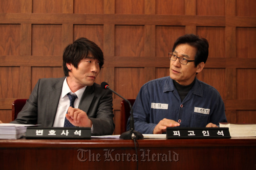 A scene from “Unbowed” starring Park Won-sang (left) and Ahn Sung-ki.    NEW
