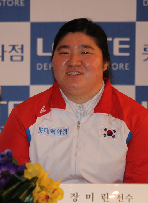 <YONHAP PHOTO-1092> 장미란 "은퇴 안해" (서울=연합뉴스) 성연재기자 = 역도 국가대표 장미란 선수가 26일 서울 소공동 롯데호텔에서 열린 `롯데백화점 장미란 선수 및 재단 후원식'에서 은퇴 관련 언론의 질문에 "은퇴는 생각하지 않고 있다"고 발언하고 있다. 장미란은 역도 등 비인기종목 선수들에 대한 지원을 목적으로 장미란재단을 직접 설립하고 롯데백화점은 장미란에게 1억원의 후원금을 전달했다. 2012.1.26 polpori@yna.co.kr/2012-01-26 15:06:34/ <저작권자 ⓒ 1980-2012 ㈜연합뉴스. 무단 전재 재배포 금지.>
Jang Mi-ran speaks during a press conference in Seoul on Thursday.  Yonhap News