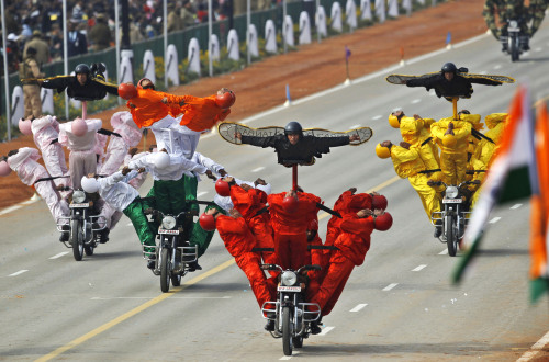 <YONHAP PHOTO-1609> Indian Border Security Force "Daredevils" perform a stunt on motorcycles in formation on Rajpath during the main Republic Day parade in New Delhi, Thursday, Jan. 26, 2012. India is marking its 62nd Republic Day with military parades across the country. (AP Photo/Kevin Frayer)/2012-01-26 19:06:26/ <저작권자 ⓒ 1980-2012 ㈜연합뉴스. 무단 전재 재배포 금지.>\r\n<YONHAP PHOTO-1609> Indian Border Security Force "Daredevils" perform a stunt on motorcycles in formation on Rajpath during the main Republic Day parade in New Delhi, Thursday, Jan. 26, 2012. India is marking its 62nd Republic Day with military parades across the country. (AP Photo/Kevin Frayer)/2012-01-26 19:06:26/ <저작권자 ⓒ 1980-2012 ㈜연합뉴스. 무단 전재 재배포 금지.>