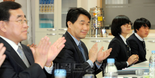 27일 오전 이주호 교육과학기술부 장관이 서울 서대문구 대신동 이대부속중학교를 찾아 학생생활규정 운영 우수사례 점검 및 간담회를 갖고 있다./ 안훈기자 rosedale@ 2012.01.27\r\n27일 오전 이주호 교육과학기술부 장관이 서울 서대문구 대신동 이대부속중학교를 찾아 학생생활규정 운영 우수사례 점검 및 간담회를 갖고 있다./ 안훈기자 rosedale@ 2012.01.27\r\n이주호 교육과학기술부 장관은 27일 ‘학교문화선도 시범학교’인 서울 서대문구 이화금란중학교를 방문해 학생 자치활동 활성화 실태와 학생생활규칙 운영 현황을 살펴보고 학생, 교사 및 학부모 대표들과 간담회를 가졌다. 안훈 기자/rosedale@