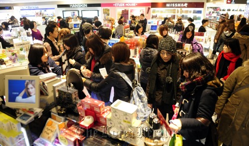 A Lotte Duty Free store in Sogong-dong, central Seoul, is crowded with customers on Friday.  Kim Myung-sub/The Korea Herald