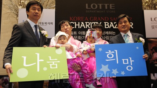 롯데백화점이 27일 오전 외국인들을 대상으로 진행하고 있는 2012 코리아 그랜드세일 기념을 기념해 다문화 가정 돕기 바자행사를 개최하고 수익금의 일부를 홀트아동복지회 다문화가정돕기 사업단에 후원금을 전달하고 있다 . 박해묵 기자/mook@heraldm.com