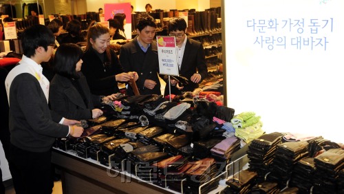 롯데백화점이 27일 오전 외국인들을 대상으로 진행하고 있는 2012 코리아 그랜드세일 기념을 기념해 다문화 가정 돕기 바자행사를 개최하고 있다.롯데백화점은 수익금의 일부를 홀트아동복지회 다문화가정돕기 사업단에 후원금을 기부할 예정이라고 밝혔다. 박해묵 기자/mook@heraldm.com