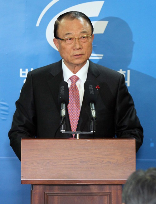 최시중, 방송통신위원회 (위원장)/Chief of telecom regulator resigns