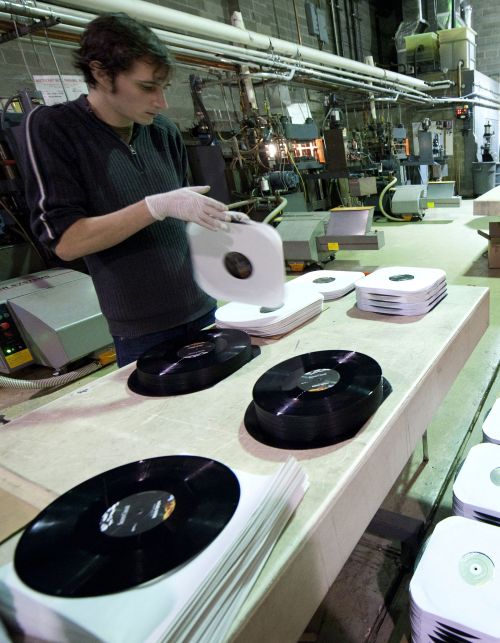<YONHAP PHOTO-0825> TO GO WITH AFP STORY Lifestyle-US-music-technology-vinyls,FEATURE by Sebastian Smith Michael Quintain packages new records at a record factory belonging to Thomas Bernich January 17, 2012 New York. The factory busts up old LPs, recycles them, and churns out new 33 and 45 RPM discs. AFP PHOTO/DON EMMERT /2012-01-28 11:54:20/ <저작권자 ⓒ 1980-2012 ㈜연합뉴스. 무단 전재 재배포 금지.>
Michael Quintain packages new records at a factory belonging to Thomas Bernich on Jan. 17 in New York.  AFP-Yonhap News