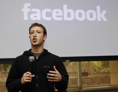 <YONHAP PHOTO-0675> FILE - In this May, 26, 2010 file photo, Facebook CEO Mark Zuckerberg talks about the social network site's new privacy settings in Palo Alto, Calif. The Wall Street Journal reported Friday, Jan. 27, 2012 that Facebook is preparing to file initial paperwork for an offering that could raise as much as $10 billion and value the company at $75 billion to $100 billion (AP Photo/Marcio Jose Sanchez, File)/2012-01-28 08:24:54/ <저작권자 ⓒ 1980-2012 ㈜연합뉴스. 무단 전재 재배포 금지.>
Facebook CEO Mark Zuckerberg.  AP-Yonhap News