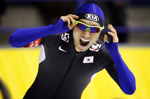 <YONHAP PHOTO-0200> South Korea's Lee Kyou-hyuk reacts to setting the fastest time during the men's ISU World Speedskating Sprint Championship 500-meter event in Calgary, Alberta, Saturday, Jan. 28, 2012. (AP Photo/The Canadian Press, Jeff McIntosh)/2012-01-29 06:21:04/ <저작권자 ⓒ 1980-2012 ㈜연합뉴스. 무단 전재 재배포 금지.>
Korea’s Lee Kyou-hyuk reacts after winning the 500-meter event in Calgary on Saturday.
AP-Yonhap News