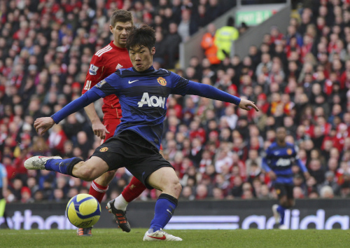 <YONHAP PHOTO-1397> Manchester United's Ji-Sung Park scores a goal against Liverpool during their FA Cup fourth round soccer match at Anfield, Liverpool, England, Saturday Jan. 28, 2012. (AP Photo/Tim Hales)/2012-01-28 23:02:34/ <저작권자 ⓒ 1980-2012 ㈜연합뉴스. 무단 전재 재배포 금지.>
Man United’s Park Ji-sung scores against Liverpool.  AP-Yonhap News