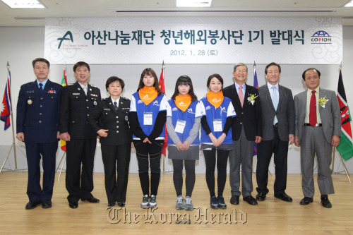 Rep. Chung Mong-joon (second from right), ruling party lawmaker and honorary board chairman of the Asan Nanum Foundation, poses with the first dispatch team of youth overseas volunteers at a ceremony in Seoul on Saturday.   Yonhap News