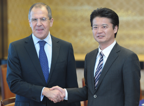 <YONHAP PHOTO-1184> (120128) -- TOKYO, Jan. 28, 2012 (Xinhua) -- Russian Foreign Minister Sergei Lavrov (L) shakes hands with Japanese Foreign Minister Koichiro Genba prior to their meeting in Tokyo, Japan, Jan. 28, 2012. (Xinhua/Kenichiro Seki) (zw)/2012-01-28 18:17:35/ <저작권자 ⓒ 1980-2012 ㈜연합뉴스. 무단 전재 재배포 금지.>
Russian Foreign Minister Sergei Lavrov (left) with his Japanese counterpart Koichiro Genba in Tokyo on Saturday. Xinhua-Yonhap News