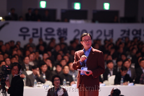 Woori Bank CEO Lee Soon-woo announces the lender’s goal to become one of Asia’s top 10 by 2017 at its annual strategy meeting on Saturday at Kintex, an exhibition center in Ilsan, west of Seoul.   Yonhap News