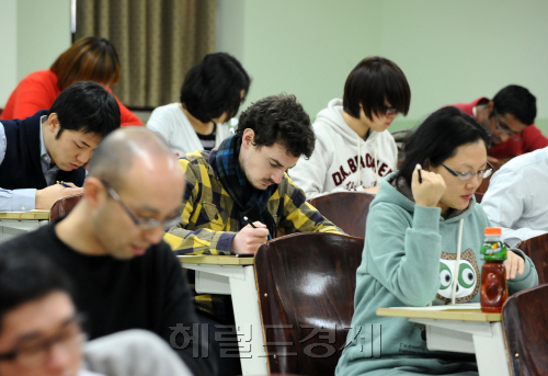 교육과학기술부와 국립국제교육원(원장 하태윤)은 29일 서울 부산 제주 등 국내 14개 시험장에서 15983명의 지원자를 대상으로 제25회 한국어 능력시험을 시행했다. 경희대에서 외국인들이 시험을 보고 있다.<br />김명섭 기자. msiron@heraldm.com 2012.01.29\r\n교육과학기술부와 국립국제교육원(원장 하태윤)은 29일 서울 부산 제주 등 국내 14개 시험장에서 15983명의 지원자를 대상으로 제25회 한국어 능력시험을 시행했다. 경희대에서 외국인들이 시험을 보고 있다.\n김명섭 기자. msiron@heraldm.com 2012.01.29\r\n교육과학기술부와 국립국제교육원(원장 하태윤)은 29일 서울 부산 제주 등 국내 14개 시험장에서 15983명의 지원자를 대상으로 제25회 한국어 능력시험을 시행했다. 경희대에서 외국인들이 시험을 보고 있다.\n김명섭 기자. msiron@heraldm.com 2012.01.29