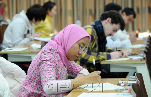 교육과학기술부와 국립국제교육원(원장 하태윤)은 29일 서울 부산 제주 등 국내 14개 시험장에서 15983명의 지원자를 대상으로 제25회 한국어 능력시험을 시행했다. 경희대에서 외국인들이 시험을 보고 있다.<br />김명섭 기자. msiron@heraldm.com 2012.01.29\r\n교육과학기술부와 국립국제교육원(원장 하태윤)은 29일 서울 부산 제주 등 국내 14개 시험장에서 15983명의 지원자를 대상으로 제25회 한국어 능력시험을 시행했다. 경희대에서 외국인들이 시험을 보고 있다.\n김명섭 기자. msiron@heraldm.com 2012.01.29\r\n교육과학기술부와 국립국제교육원(원장 하태윤)은 29일 서울 부산 제주 등 국내 14개 시험장에서 15983명의 지원자를 대상으로 제25회 한국어 능력시험을 시행했다. 경희대에서 외국인들이 시험을 보고 있다.\n김명섭 기자. msiron@heraldm.com 2012.01.29