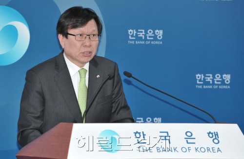 30일 한국은행 기자실에서 열린  2011년 12월 국제수지(잠정) 관련 김영배 경제통계국장 브리핑. <br />정희조 기자/checho@heraldm.com 120130\r\n30일 한국은행 기자실에서 열린  2011년 12월 국제수지(잠정) 관련 김영배 경제통계국장 브리핑. \n정희조 기자/checho@heraldm.com 120130\r\n김영배 한은 경제통계국장이 2011년 12월 및 연간 경상수지 잠정치를 발표하고 있다. 한은은 지난해 경상수지는 276억5000만달러 흑자를 기록해 14년째 흑자행진을 이어갔다고 설명했다.