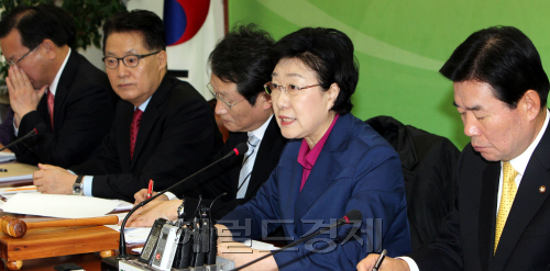 한명숙 민주통합당 대표는 30일 국회에서 최고위원회의를 열어 공천 개혁 방안 등을 논의하고 있다. 박현구 기자phko@heraldm.com 2012.01.30\r\n한명숙 민주통합당 대표가 30일 오전에 열린 최고위원회의에서 “이명박 정권의 경제는 재벌의 독점ㆍ독식ㆍ독주의 ‘3독 경제’”라고 비판하면서 “이제는 재벌과 중소기업, 재벌과 노동자, 재벌과 서민이 함께 잘사는 공생공존의 ‘3공 경제’로 나아가야 한다”고 밝혔다.  박현구 기자/phko@