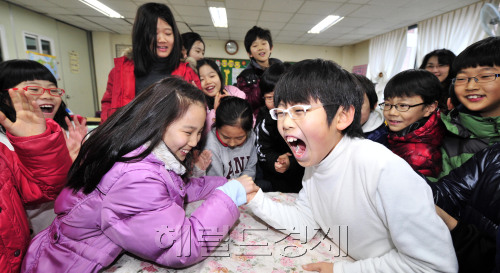 초등학교 개학이 시작된 30일 오전 서울 마포구 소의초등학교에서 아이들이 팔씨름으로 방학동안 누가누가 힘이 세졌나 겨루기를 하며 즐거워 하고 있다.<br />김명섭 기자 msiron@\r\n초등학교 개학이 시작된 30일 오전 서울 마포구 소의초등학교에서 아이들이 팔씨름으로 방학동안 누가누가 힘이 세졌나 겨루기를 하며 즐거워 하고 있다.\n김명섭 기자 msiron@\r\n서울 지역 초등학교가 30일 일제히 개학했다. 방학 동안 친구들이 잘 지냈는지 키도 재보고, 힘겨루기도 하고 즐겁기만 하다. 30일 오전 서울 마포구 소의초등학교에서 아이들이 2012년 신학기를 시작했다.  김명섭 기자/msiron@heraldm.com