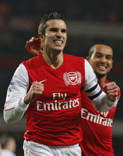 <YONHAP PHOTO-0481> Arsenal's captain Robin Van Persie, left, celebrates his second goal against Aston Villa with teammate Theo Walcott during their English FA Cup 4th round soccer match at the Emirates Stadium in London, Sunday, Jan. 29, 2012. Arsenal won the match 3-2 with two goals by Van Persie and one by Walcott. (AP Photo/Lefteris Pitarakis)/2012-01-30 06:56:54/ <저작권자 ⓒ 1980-2012 ㈜연합뉴스. 무단 전재 재배포 금지.>