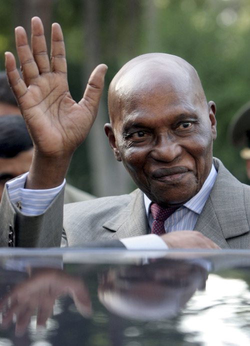 <YONHAP PHOTO-0755> FILE - This Tuesday June 27, 2006 file photo shows Senegalese President Abdoulaye Wade, as he waves to photographers during a farewell ceremony in Tehran. Senegal's highest court ruled just after midnight on Monday that the West African country's aging leader was eligible to run for a third term in next month's election, rejecting the appeals filed by the opposition and eliminating the last legal avenue for challenging President Abdoulaye Wade's candidacy. (AP Photo/Hasan Sarbakhshian, File)/2012-01-30 11:10:31/ <저작권자 ⓒ 1980-2012 ㈜연합뉴스. 무단 전재 재배포 금지.>
Abdoulaye Wade. AP-Yonhap News