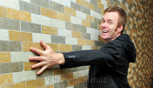 맷 로랑 노트르담드 파리 주연 인터뷰. 박현구 기자phko@heraldm.com 2012.01.27
French-Canadian singer Matt Laurent poses for a photo at Somerset Palace Seoul, Friday.  Park Hyun-koo/The Korea Herald