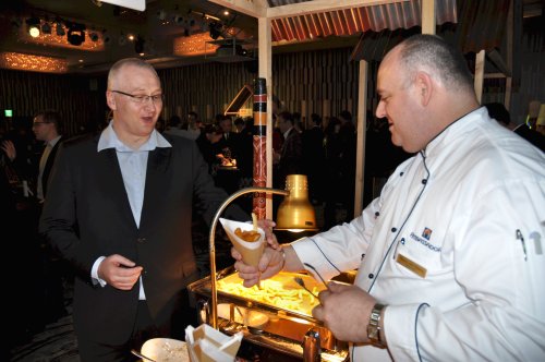 Grand Ambassador chef and Australian native Wayne Golding (right) serves fish and chips to AustCham executive director Rod Rothwell at Australia Day on Jan. 27.   Yoav Cerralbo/The Korea Herald