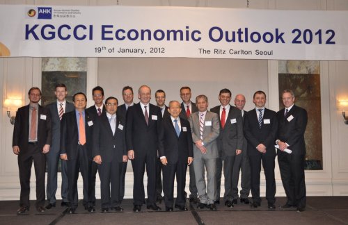 Captains of German industry pose after attending the annual Korean-German Chamber of Commerce and Industry Economic Outlook seminar.     Yoav Cerralbo/The Korea Herald