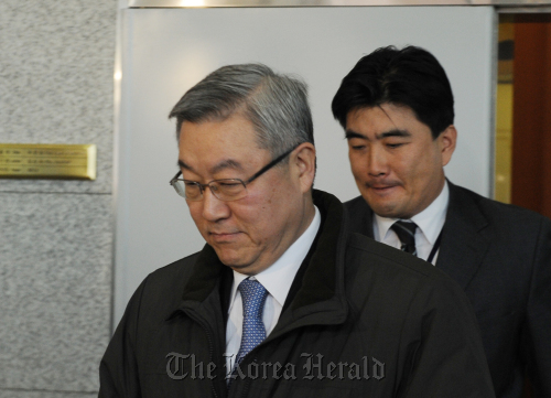 검찰이 CNK와 관련, 서울 도렴동 외교부 에너지자원대사실을 압수수색을 벌인 가운데 30일 김성환 장관이 점심시간에 청사를 나가고 있다.<br />이상섭 기자. babtong@heraldm.com 2012.01.30
Foreign Minister Kim Sung-hwan leaves the ministry in Seoul on Monday after prosecutors raided the building for evidence that the ministry’s energy envoy was involved in artificially boosting the stock prices of a Korean diamond development firm in Cameroon.
Lee Sang-sub/The Korea Herald