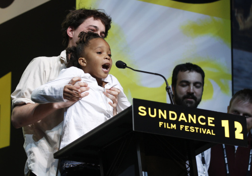 <YONHAP PHOTO-0498> Director Benh Zeitlin, left, holds up actress Quvenzhane Wallis as they accept the Grand Jury Prize Dramatic award for the film "Beasts of the Southern Wild" during the 2012 Sundance Film Festival Awards Ceremony in Park City, Utah on Saturday, Jan. 28, 2012. (AP Photo/Danny Moloshok)/2012-01-29 14:54:02/ <저작권자 ⓒ 1980-2012 ㈜연합뉴스. 무단 전재 재배포 금지.>
Director Benh Zeitlin (left) holds up actress Quvenzhane Wallis as they accept the Grand Jury Prize Dramatic award for the film “Beasts of the Southern Wild” during the 2012 Sundance Film Festival Awards Ceremony in Park City, Utah on Saturday.  AP-Yonhap News