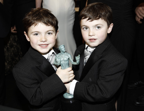 <YONHAP PHOTO-0844> Connor, right, and Brady Noon pose backstage with the award for outstanding performance by an ensemble in a drama series for "Boardwalk Empire" at the 18th Annual Screen Actors Guild Awards on Sunday Jan. 29, 2012 in Los Angeles. (AP Photo/Matt Sayles)/2012-01-30 12:18:07/ <저작권자 ⓒ 1980-2012 ㈜연합뉴스. 무단 전재 재배포 금지.>