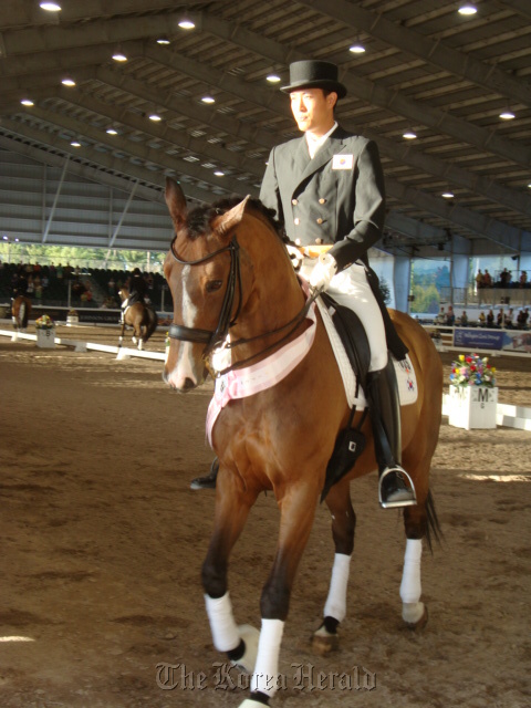 Kim Dong-seon poses after breaking the Korean record in a contest in Florida.   Hanwha Grou