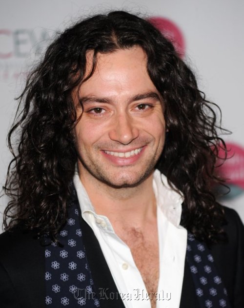 In this May 21, 2010 file photo, Broadway performer and former “American Idol” contestant Constantine Maroulis attends the 16th Annual Cosmetic Executive Women Beauty Awards in New York.  AP-Yonhap News