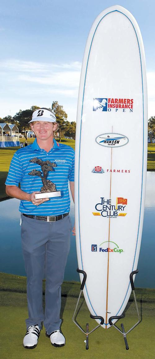 Brandt Snedeker poses with the winner’s trophy in San Diego on Sunday. (AP-Yonhap News)