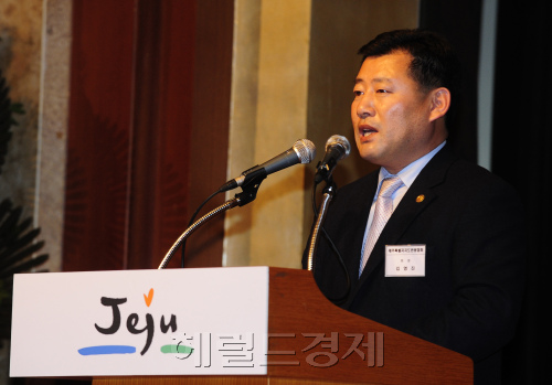 제주도가 지난해 세계7대자연경관으로 선정된 가운데 김영진 제주특별자치도관광협회장이 30일 오후 서울 소공동 롯데호텔 크리스탈볼룸에서 관광업계 관계자들을 초대해 '2012 제주관관설명회'을 가지고 있다. 박해묵 기자/mook@heraldm.com\r\n제주도가 지난해 세계7대자연경관으로 선정된 가운데 김영진 제주특별자치도관광협회장이 30일 오후 서울 소공동 롯데호텔 크리스탈볼룸에서 관광업계 관계자들을 초대해 '2012 제주관관설명회'을 가지고 있다. 박해묵 기자/mook@heraldm.com