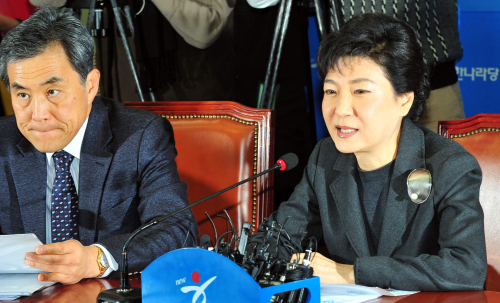 Rep. Park Geun-hye, chairwoman of the ruling Grand National Party’s emergency leadership council, announces the party’s new platform Monday. (Park Hyun-koo/The Korea Herald)