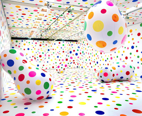 Kusama Yayoi), 설치미술가(일본)/ 작업 중인 쿠사마 야요이  kusama1 / 루이비통이 선택한 작가,,중국 아닌 일본 쿠사마