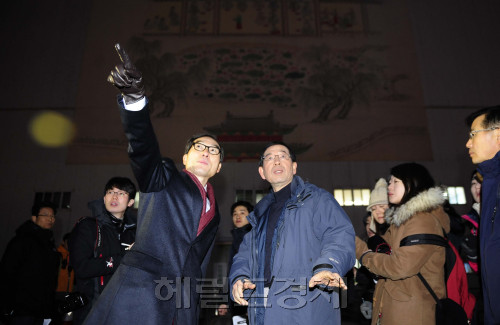 박원순 서울시장이 31일 하루동안 '14년을 목표로 복원중인 한양도성(서울성곽) '숭례문~돈의문터' 18.6km 순성하면서 첫번째로 숭례문 복원 현장을 찾아 관계자의 설명을 듣고 있다. 박해묵 기자/mook@heraldm.com\r\n박원순 서울시장이 31일 하루동안 '14년을 목표로 복원중인 한양도성(서울성곽) '숭례문~돈의문터' 18.6km 순성하면서 첫번째로 숭례문 복원 현장을 찾아 관계자의 설명을 듣고 있다. 박해묵 기자/mook@heraldm.com\r\n박원순 서울시장이 31일 하루동안 '14년을 목표로 복원중인 한양도성(서울성곽) '숭례문~돈의문터' 18.6km 순성하면서 첫번째로 숭례문 복원 현장을 찾아 관계자의 설명을 듣고 있다. 박해묵 기자/mook@heraldm.com\r\n박원순 서울시장이 31일 서울 성곽순례에 나섰다. 박 시장은 이날 숭례문~남산~낙산~백악산~인왕산~정동으로 이어지는 18.6km를 돌아봤다. 사진은 이날 성곽순례 첫 코스인 숭례문 복원 현장을 찾은 박 시장.  박해묵 기자/mook@