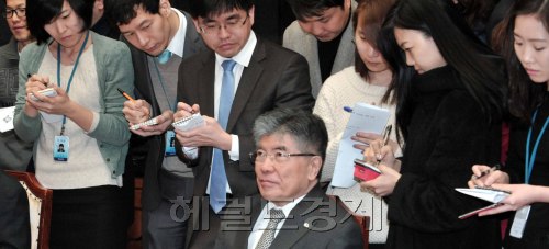 31일 한국은행에서 열린 경제동향간담회. 김중수 한은총재가  학회및 경제단체에서 나온 참석자들에게 경제동정에 대해 설명하고 있다. 기자들의 촉각이 김총재의 워딩에 집중해 있다.<br />정희조 기자/checho@heraldm.com 120131\r\n31일 한국은행에서 열린 경제동향간담회. 김중수 한은총재가  학회및 경제단체에서 나온 참석자들에게 경제동정에 대해 설명하고 있다. 기자들의 촉각이 김총재의 워딩에 집중해 있다.\n정희조 기자/checho@heraldm.com 120131\r\n김중수 한은 총재는 31일 학회 및 경제단체 관계자들을 초청, 경제동향 간담회를 가졌다. 김 총재가 참석자들에게 경제동정에 대해 설명하고 있다.  정희조 기자/checho@