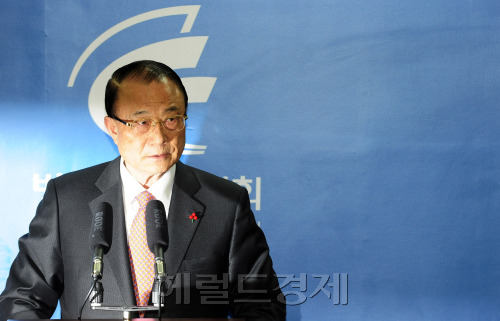최시중 방송통신위원장이 27일 오후 서울 세종로 방통위 기자실에서 긴급기자회견을 열고 굳은 표정으로 사퇴의사를 밝히고 있다. 이 날 최 위원장은 기자회견에서 "연초부터 제 부하 직원이 금품비리에 연루됐다는 의혹이 언론에 크게 보도됐다”며 “그러나 지난 20일 검찰에서 김학인 한국방송예술진흥원 이사장을 기소했지만 부하직원에 대해선 지금까지 별다른 혐의가 나오지 않았다”면서 소문이 진실보다 더 그럴듯해 참담한 심정"이라고 말했다. 박해묵 기자/mook@heraldm.com\r\n2008년 한나라당 친이계 일부 의원들에게 수백만원에서 수천만원에 달하는 돈을 건넸다는 의혹을 받고 있는 최시중 전 방송통신위원회 위원장은 31일 “사실무근”이라고 부인했다.  [헤럴드경제 DB]