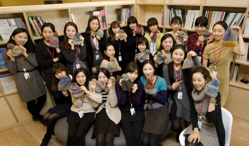 현대산업개발(사장 박창민)의 여사우가 최근 아프리카 잠비아와 방글라데시 신생아를 위한 모자 뜨기 캠페인에 동참했다. 현대산업개발의 여사우 35명은 점심시간과 개인시간 틈틈이 신생아 사망률이 높은 저개발국 어린이에게 보낼 손뜨개 모자를 만들었다.\r\n현대산업개발(사장 박창민)의 여사우가 최근 아프리카 잠비아와 방글라데시 신생아를 위한 모자 뜨기 캠페인에 동참했다. 현대산업개발의 여사우 35명은 점심시간과 개인시간 틈틈이 신생아 사망률이 높은 저개발국 어린이에게 보낼 손뜨개 모자를 만들었다.