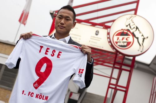 <YONHAP PHOTO-0028> German first division Bundesliga football club FC Cologne's new recruit fron North Korea Chong Tese poses with his shirt at the club's stadium in the western German city of Cologne. The 27-year-old transfers from German side VfL Bochum. AFP PHOTO / ROLF VENNENBERND GERMANY OUT /2012-01-31 01:01:12/ <저작권자 ⓒ 1980-2012 ㈜연합뉴스. 무단 전재 재배포 금지.>
North Korea’s Jong Tae-se poses with his new jersey on Monday.  AFP-Yonhap News