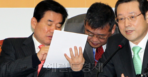 김진표 민주통합당 원내대표가 31일 국회에서 원내대책회의를 주재하고 있다. 박현구 기자phko@heraldm.com\r\n김진표 민주통합당 원내대표가 31일 국회에서 원내대책회의를 주재하고 있다. 박현구 기자phko@heraldm.com\r\n김진표 민주통합당 원내대표가 31일 국회에서 원내대책회의를 주재하고 있다. 박현구 기자phko@heraldm.com\r\n31일 오전 국회에서 열린 민주당 고위정책회의에 앞서 김진표 원내대표가 심각한 표정으로 보고를 받고 있다. 김 원내대표는 전날 발표한 재벌세와 관련, 재계와 경제계의 강한 반발에도 불구하고 재벌구조 개혁에 대한 강한 의지를 다시 한 번 강조했다.  박현구 기자/phko@heraldm.com