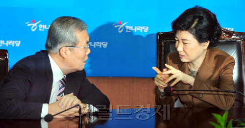 박근혜 한나라당 비상대책위원장은 31일 한나라당사에서 공천심사위 전체회의를 열고 있다. 박현구 기자phko@heraldm.com 2012.01.31\r\n31일 오전 여의도 한나라당 당사에서 열린 비상대책위원회 회의에 앞서 박근혜 비대위원장과 김종인 비대위원이 이야기를 주고받고 있다. 한나라당은 이날 공천심사위원회 구성을 완료하면서 ‘박근혜식 물갈이’에 본격적으로 나섰다.