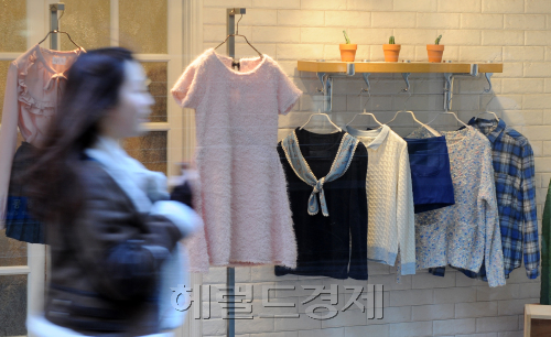 30일 오후 서울 명동의 한 의류가게에 봄을 알리는 봄옷이 쇼윈도에 진열되어 있다.<br />이상섭 기자. babtong@heraldm.com 2012.01.30\r\n30일 오후 서울 명동의 한 의류가게에 봄을 알리는 봄옷이 쇼윈도에 진열되어 있다.\n이상섭 기자. babtong@heraldm.com 2012.01.30\r\n아직 영하의 날씨지만 백화점이나 길거리 의류매장에는 벌써 봄바람이 솔솔 불고 있다. 봄옷이 쇼윈도에서 여심을 유혹하고 있다. 오는 4일은 새해 첫 절기인 입춘(入春)이기도 하다.  이상섭 기자/babtong@heraldm.com