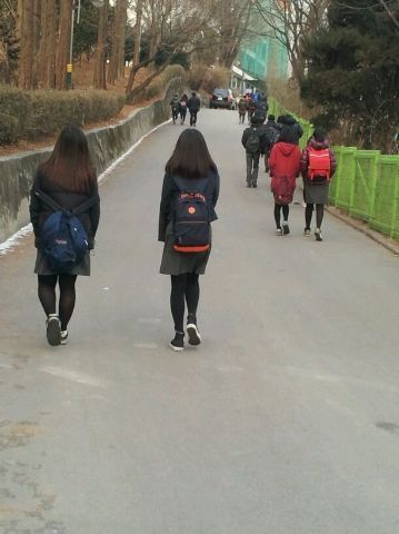 학생인권조례 공포 후 개학 맞은 학교 표정> 염색하고 등교하는 학생에게 “학생답게 하고 다녀라” 말 뿐