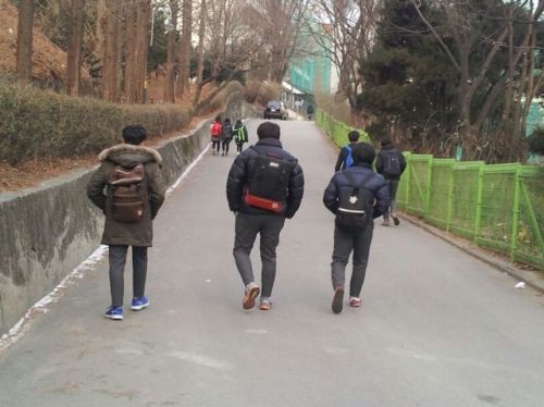 학생인권조례 공포 후 개학 맞은 학교 표정> 염색하고 등교하는 학생에게 “학생답게 하고 다녀라” 말 뿐
