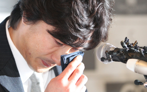 안정환, 축구선수/World Cup hero Ahn bids teary farewell to football