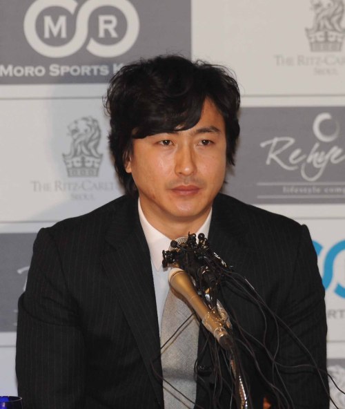 31일 리츠칼튼호텔에서 반지의 제왕 안정환이 14년 현역생활을 마치는 은퇴 기자회견을 하고 있다. 이상섭 기자. babtong@heraldm.com 2012.01.31
Ahn Jung-hwan speaks during a press conference in Seoul on Tuesday.  Lee Sang-sub/The Korea Herald