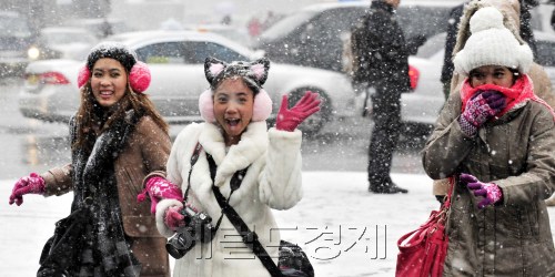 중부지방에 눈이 내린 31일 오후 외국인 관광객들이 즐거워 하며 서울 광화문 네거리를 지나고 있다. 기상청은 이번눈이 그치면 올 겨울 들어 가장 큰 추위가 올 것을 예보했다.<br />김명섭 기자 msiron@\r\n중부지방에 눈이 내린 31일 오후 외국인 관광객들이 즐거워 하며 서울 광화문 네거리를 지나고 있다. 기상청은 이번눈이 그치면 올 겨울 들어 가장 큰 추위가 올 것을 예보했다.\n김명섭 기자 msiron@